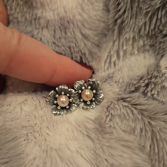 Sterling Silver Floral Pearl Earrings Brand New In Box - Picture 5 of 5